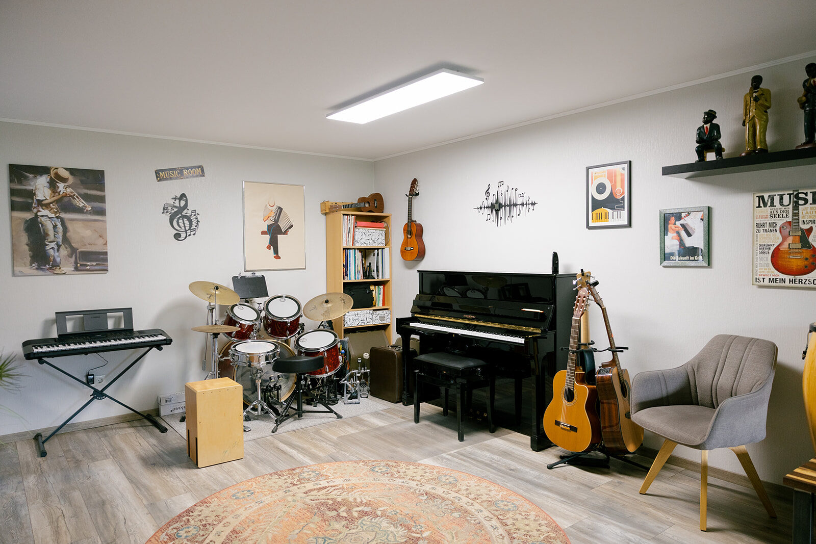 Das Musikzimmer der Musikschule Wiebe mit Klavier, Schlagzeug, Gitarren und weiteren Instrumenten.