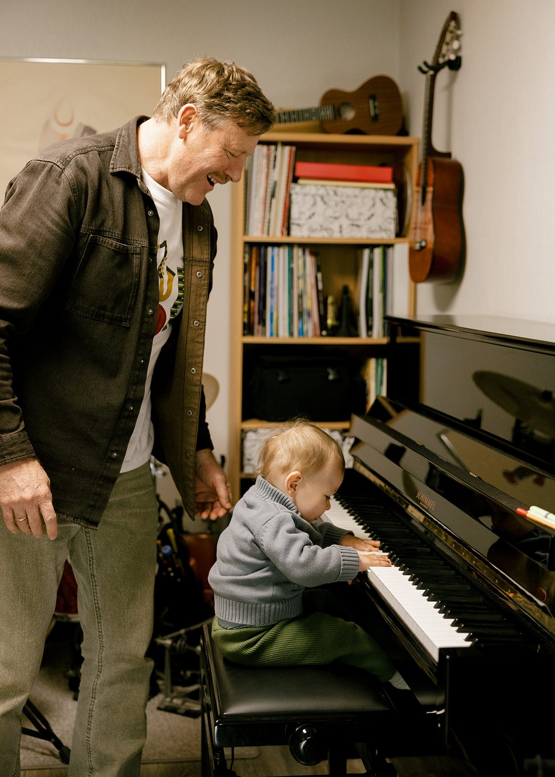Willi Wiebe unterrichtet zwei Kinder an einem Xylophon im Musikzimmer.